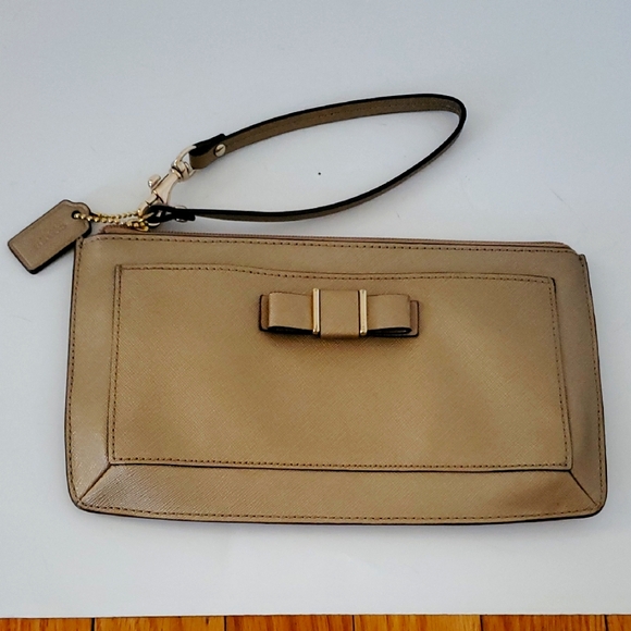 COACH large wristlet gold  leather Elegant Tan Clutch with Bow Detail womens
